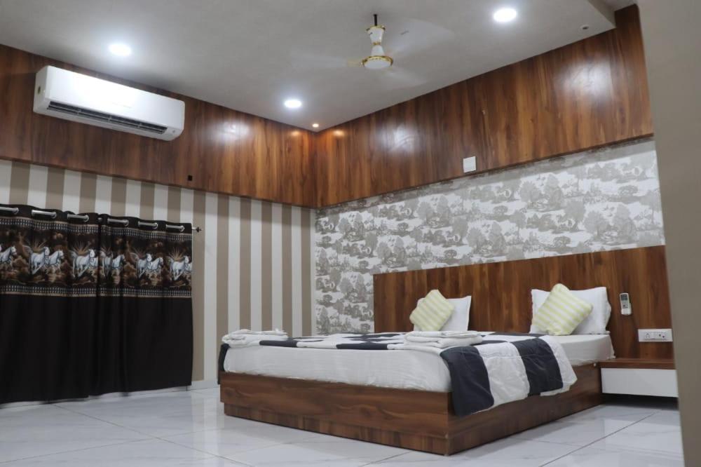 Kesar Hotel Viramgam Exterior foto